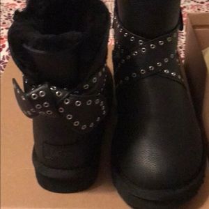 Size 7 black leather uggs